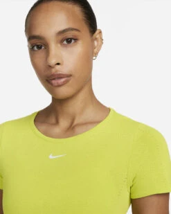 Nike W NK DFADV AURA SLIM SS TOP 4 Nike W NK DFADV AURA SLIM SS TOP -Sportbekleidung Geschäft 224125020 3